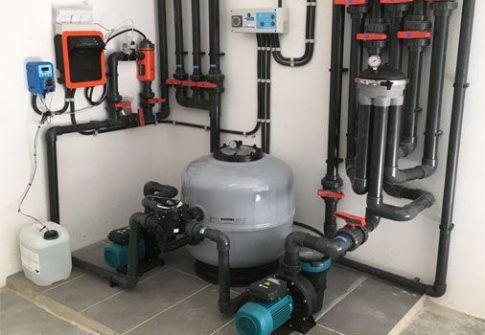 Instalación de Bomba de Calor y Clorador Salino en Valencia